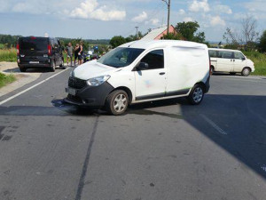 Osmnáctiletý řidič vjel do křižovatky, když po hlavní silnici jelo auto, vznikla škoda za 200 tisíc
