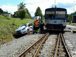Vlak se dnes odpoledne srazil s autem, jedna osoba byla zraněna