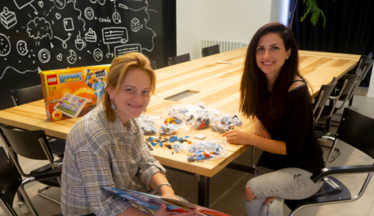 Romana Junkerová a Adéla Holíková v zasedací místnosti Vault 42