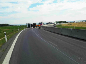 Obchvat Olomouce blokuje u Globusu nehoda kamionu, nafta se z něj vylila téměř na půlkilometrový úsek