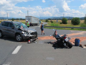 Řidička přehlédla při odbočování protijedoucího motorkáře, při střetu se zranil on i jeho spolujezdkyně