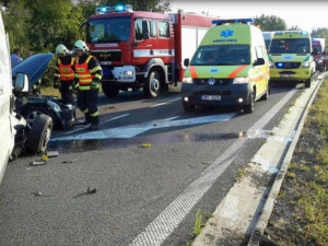 AKTUÁLNĚ: U střetu osobního auta s dodávkou zasahují hasiči i záchranáři