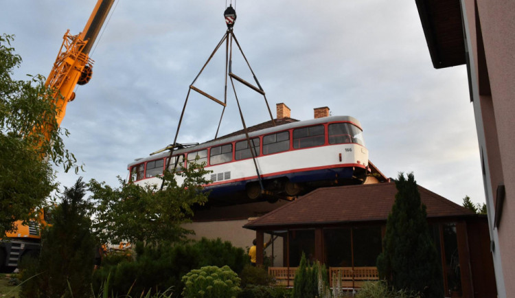 Reakce jsou většinou pozitivní, lepší, než aby šla do šrotu, říká majitel garáže s tramvají na střeše