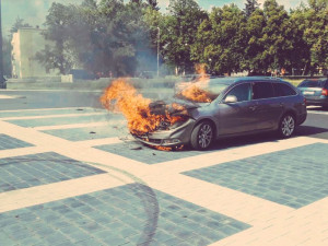 FOTO: U Kauflandu na parkovišti vzplálo auto