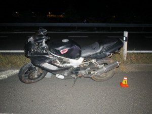 Motorkář dnes v noci boural mezi Olomoucí a Velkým Týncem, je zraněný