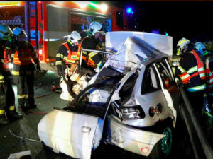 Na dálnici u Příkaz se střetl osobák s náklaďákem, zraněného řidiče museli z vraku vozu vyprostit hasiči