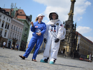FOTO/SOUTĚŽ: Olomouc navštívil astronaut, lákal na probíhající vesmírnou výstavu. Vyhrajte na ni lístky!