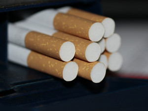 Zloděj ukradl z obchodu cigarety za padesát tisíc, hrozí mu až pět let ve vězení