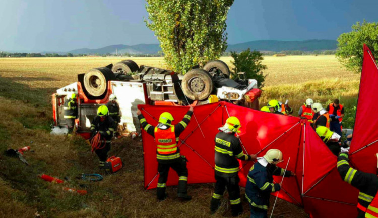 AKTUALIZOVÁNO: Při nehodě hasičské cisterny u Libivé zemřel hasič, další tři jsou zranění