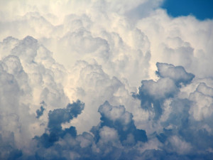 POČASÍ NA ČTVRTEK: Meteorologové hlásí oblačno a pětadvacet stupňů