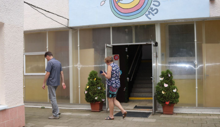 Děti se mohou vrátit do školky, ze které byly vystěhovány kvůli prasklinám ve zdech
