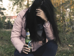 Opilá žena bez peněz se v obchodě dožadovala další dávky alkoholu. Zasáhnout musela policejní hlídka