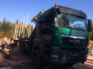 Řidič náklaďáku převážející dřevo havaroval. Vznikla škoda za tři čtvrtě milionu