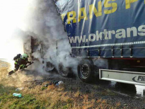 Provoz na dálnici u Olomouce zastavil požár kamionu