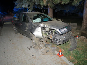 Noční rychlá jízda pro mladého, opilého řidiče skončila nehodou