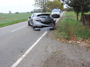 VIDEO: Řidič osobního auta narazil do radaru, byl opilý