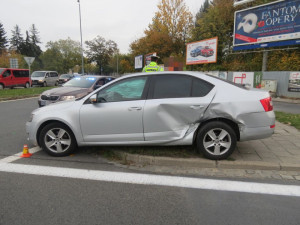 Nehoda dvou aut v Pražské ulici v Olomouci skončila zraněním jednoho z řidičů