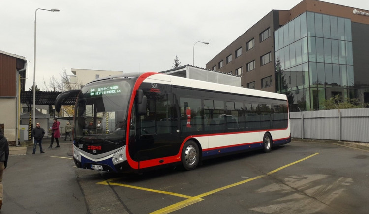 FOTO/VIDEO: Olomouc má svůj první elektrobus, je tichý a klimatizovaný