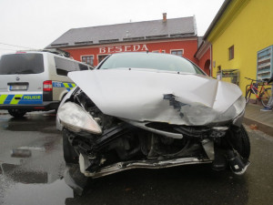 Mladá řidička dostala smyk a nabourala do prodejny potravin, vznikla škoda za 50 tisíc korun