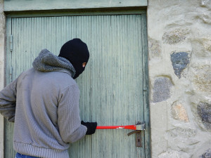 Zloděj při pokusech vniknout do domu způsobil škodu za padesát tisíc, pak ho vyrušil majitel