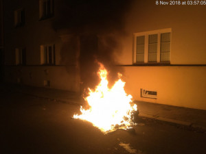 Dnes ráno hořel kontejner v Aksamitově ulici. Pachatele policie nedopadla