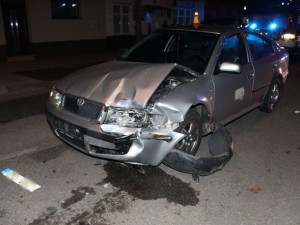 Řidič Octavie přejel do protisměru, kde narazil do zaparkovaného Mercedesu, který byl odhozen na další auto