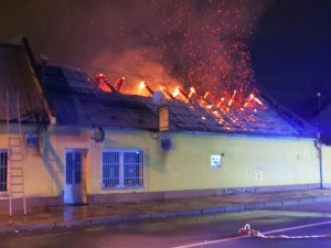 FOTO/VIDEO: V Holici nad ránem kompetně vyhořelo bistro