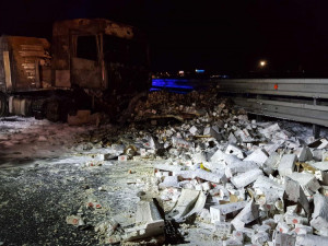 FOTOGALERIE: Na dálnici mezi Olomoucí a Vyškovem hořely dva kamiony a dodávka, jeden člověk se zranil