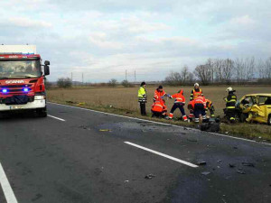 FOTO: Tragická nehoda dnes uzavřela silnici u Chomoutova. Zemřel tam člověk