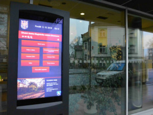 Úřední desky mají v Olomouci nově podobu tabletu s dotykovou obrazovkou. Jeden stojí půl milionu