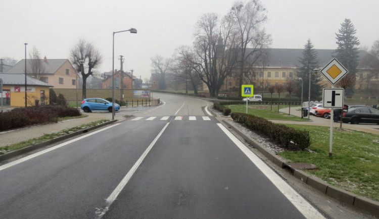 Řidič přehlédl ženu na přechodu a srazil ji. Vážně zraněnou ji ihned převezl sám do nemocnice