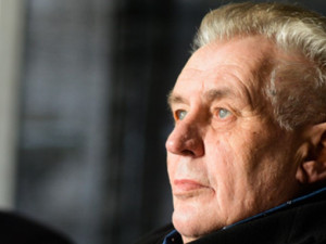 Miloš Zeman si od 12. prosince do konce roku bere dovolenou. Přeruší ji natáčení vánočního projevu