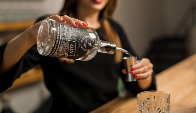 SOUTĚŽ: Vyrobte si svůj vlastní gin v Little Urban Distillery nebo zážitek darujte na Vánoce. Soutěžte o poukaz!