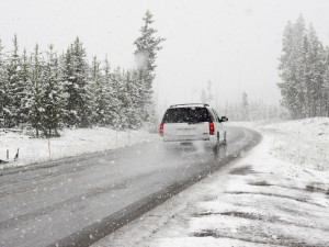 Silnice na Jesenicku pokrývá rozbředlý sníh, na Červenohorském sedle se tvoří jazyky