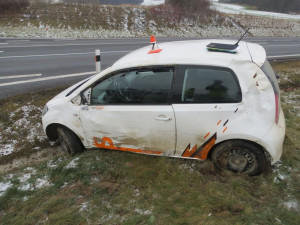 Řidič vjel se svým Citigem příliš rychle do zatáčky, dostal smyk a skončil mimo silnici