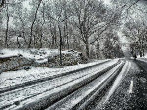 Na silnicích na severu Olomouckého kraje leží sníh. Jinde dopravu komplikují mlhy, déšť a vítr