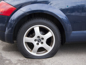 Vandal poškrábal zaparkované auto a prořezal na něm dvě pneumatiky