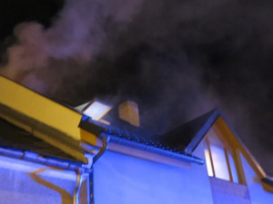 FOTO: V Olomouci hořel rodinný dům. Z komína šlehaly velké plameny