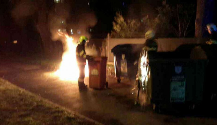 Během silvestrovské noci hasiči likvidovali jen požáry popelnic. Policie řešila dopravní nehody a stížnosti