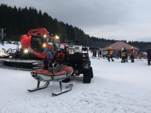 FOTO: Strom spadl na lanovku. Při evakuaci lyžařů pomáhaly dva vrtulníky i olomoučtí hasiči
