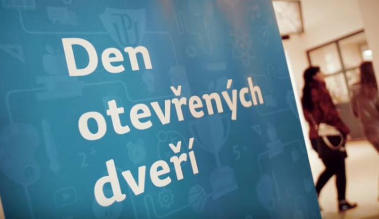 Na Den otevřených dveří Univerzity Palackého přišlo téměř šest tisíc mladých lidí