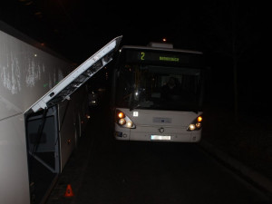 Řidič narazil autobusem do dveří zavazadlového prostoru jiného autobusu. Bude se zkoumat, kdo je na vině
