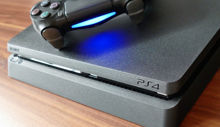 Žena si na dobírku zakoupila PlayStation. V krabici našla jen odpadky a kus cihly