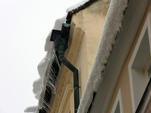 Ze střech může padat sníh. Na chodnících buďte opatrní