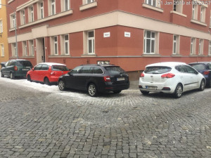 Řidič v Olomouci stále častěji parkují v křižovatkách. Je to nebezpečné, varují strážníci