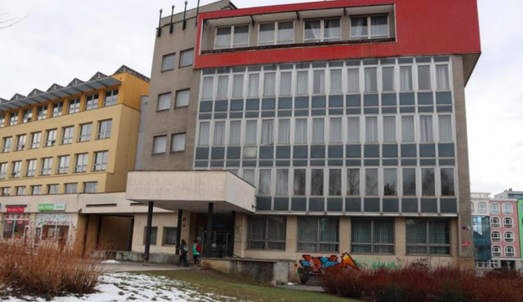 Budova, v níž se budou učit budoucí zdravotníci, původně sloužila coby Dům politické výchovy (na snímku vpravo). Krček, který je dnes již zaslepený, vedl do budovy, která byla sídlem KSČ. Dnes v tomto objektu sídlí poliklinika (na snímku vlevo)