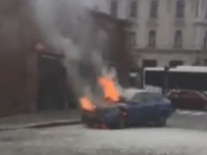FOTO/VIDEO: V Pavelčákově ulici v Olomouci hořelo auto. Za jízdy se začalo kouřit zpod kapoty