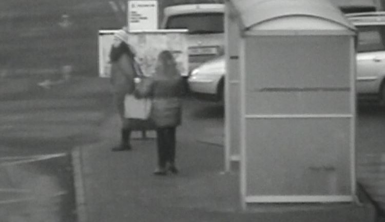 Policie zadržela muže, který měl obtěžovat ženy a dívky na Náchodsku. Kriminalisté hledají další svědky