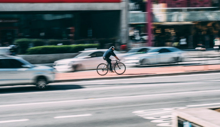 Opilý cyklista kličkoval v pravém jízdním pruhu. Policistům nadýchal tři promile