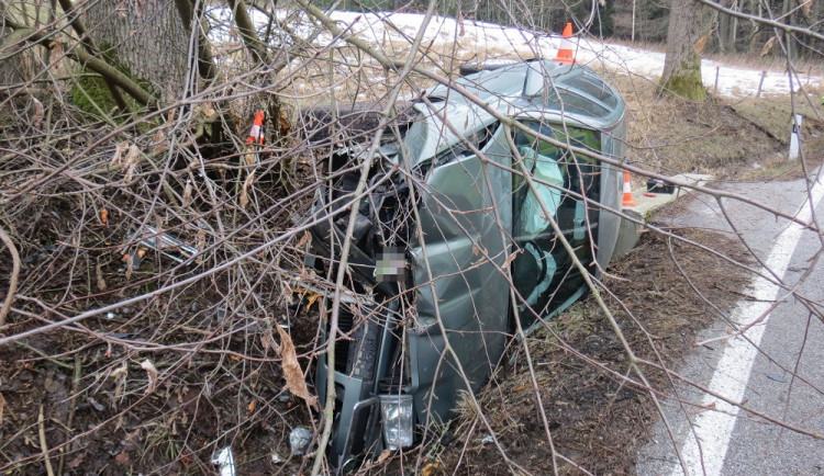 Nedaleko Bělé u Pecky se opět bouralo, řidič nezvládl zatáčku a narazil do stromu
